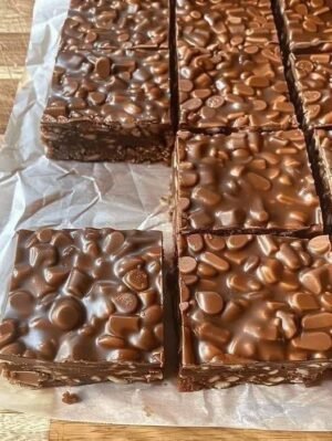 Homemade No-Bake Chocolate Peanut Butter Crunch Bars